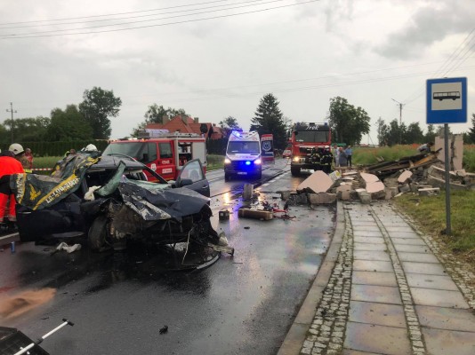 Pijany wjechał w murowany przystanek autobusowy. Strażacy rozcinali karoserię