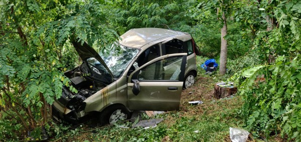 61-letni kierowca stracił panowanie nad samochodem. Wypadł z drogi i dachował