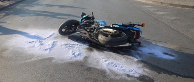 Zderzenie osobówki z motocyklistą w centrum miasta