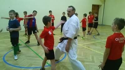 Młodzi zawodnicy Olimpii Koło trenują Karate