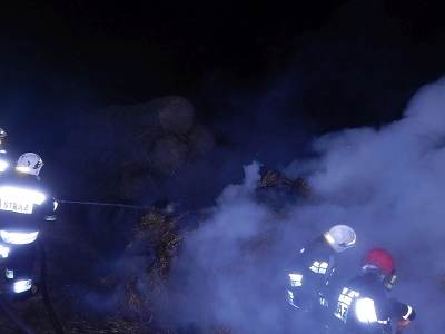 Pożar balotów słomy w Żerominie
