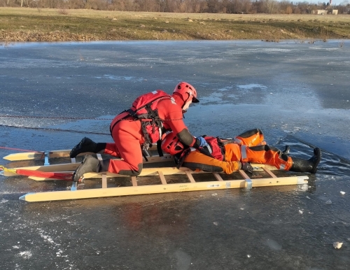 Strażacy ćwiczyli ratownictwo na lodzie