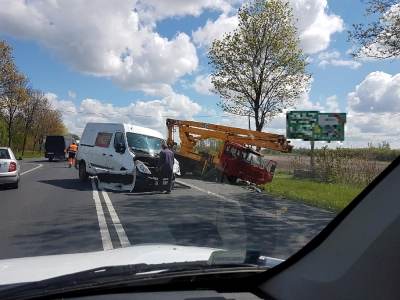 Wymusił pierwszeństwo i uderzył w podnośnik koszowy