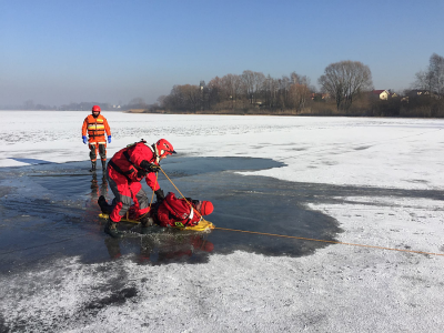 Ćwiczenia z ratownictwa lodowego na zbiorniku w Brdowie