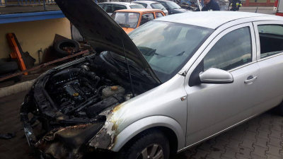 KŁODAWA: Pożar samochodu w warsztacie samochodowym