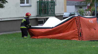 Kobieta chciała wyskoczyć z balkonu. Pomogły służby