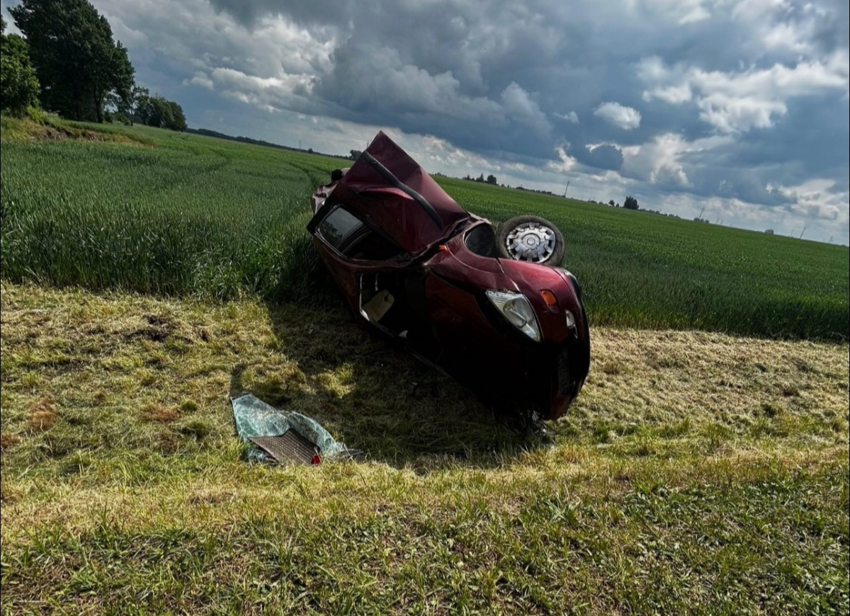 Dachowanie na DW270. Dwie osoby trafiły do szpitala