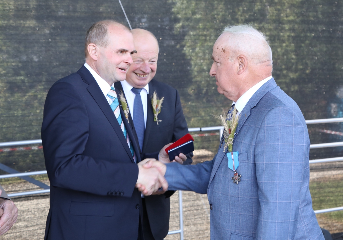 Uroczyste wręczenie odznaczeń podczas dożynek gminnych w Kościelcu [FOTO]