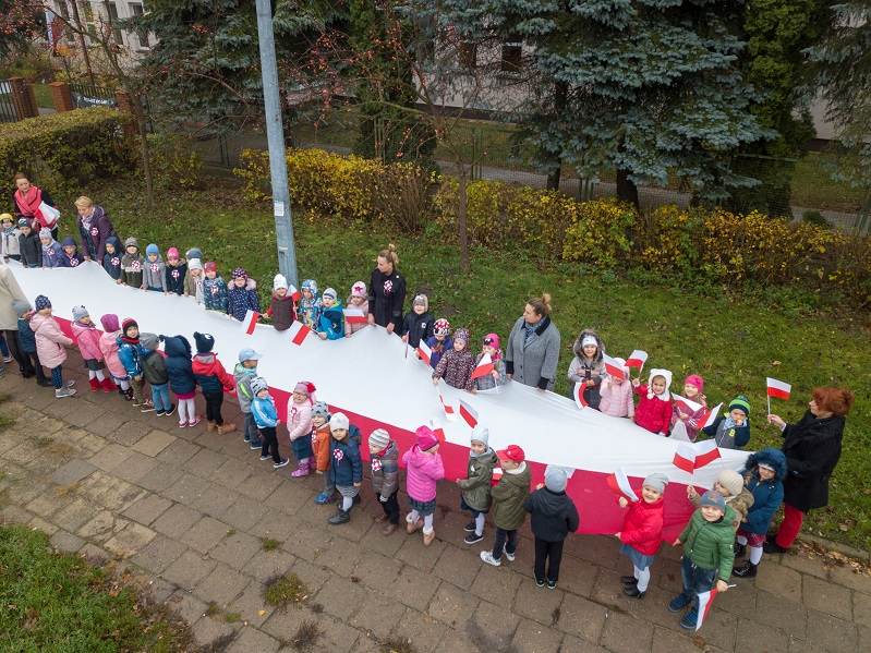 Długa flaga i zaśpiewany hymn w PM6