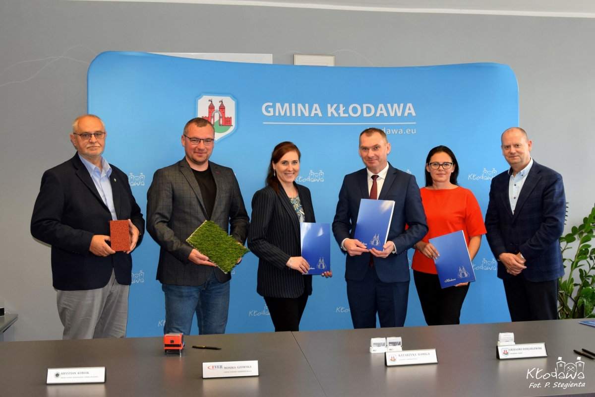 W Gminie Kłodawa podpisano umowę na modernizację kompleksu sportowego w Cząstkowie