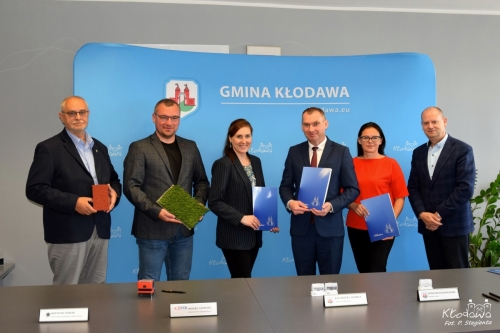 W Gminie Kłodawa podpisano umowę na modernizację kompleksu sportowego w Cząstkowie