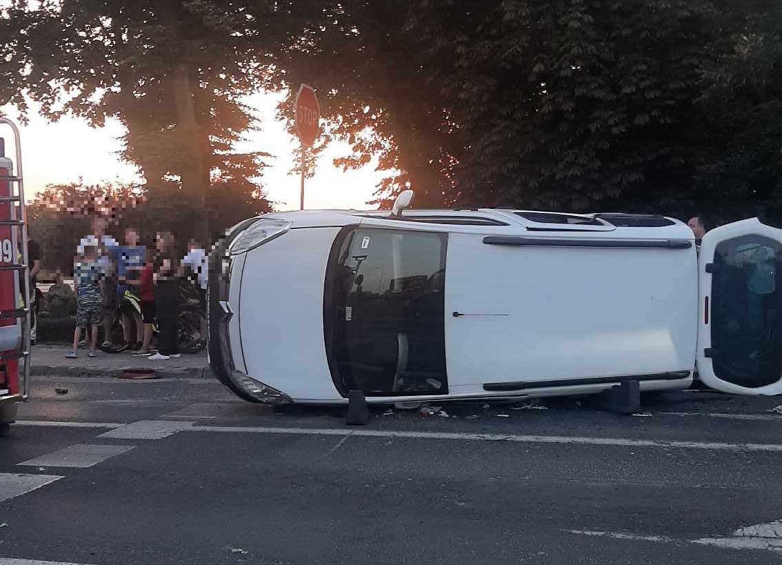 Wjechała na skrzyżowaniu na czerwonym świetle. Doszło do zderzenia