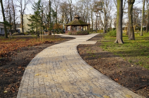 Park im. Moniuszki po trzecim etapie modernizacji - nowe alejki i ławki