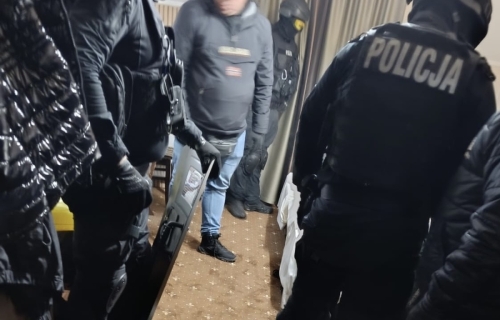 Kilka osób z widocznymi obrażeniami - poszlaki doprowadziły do hotelu