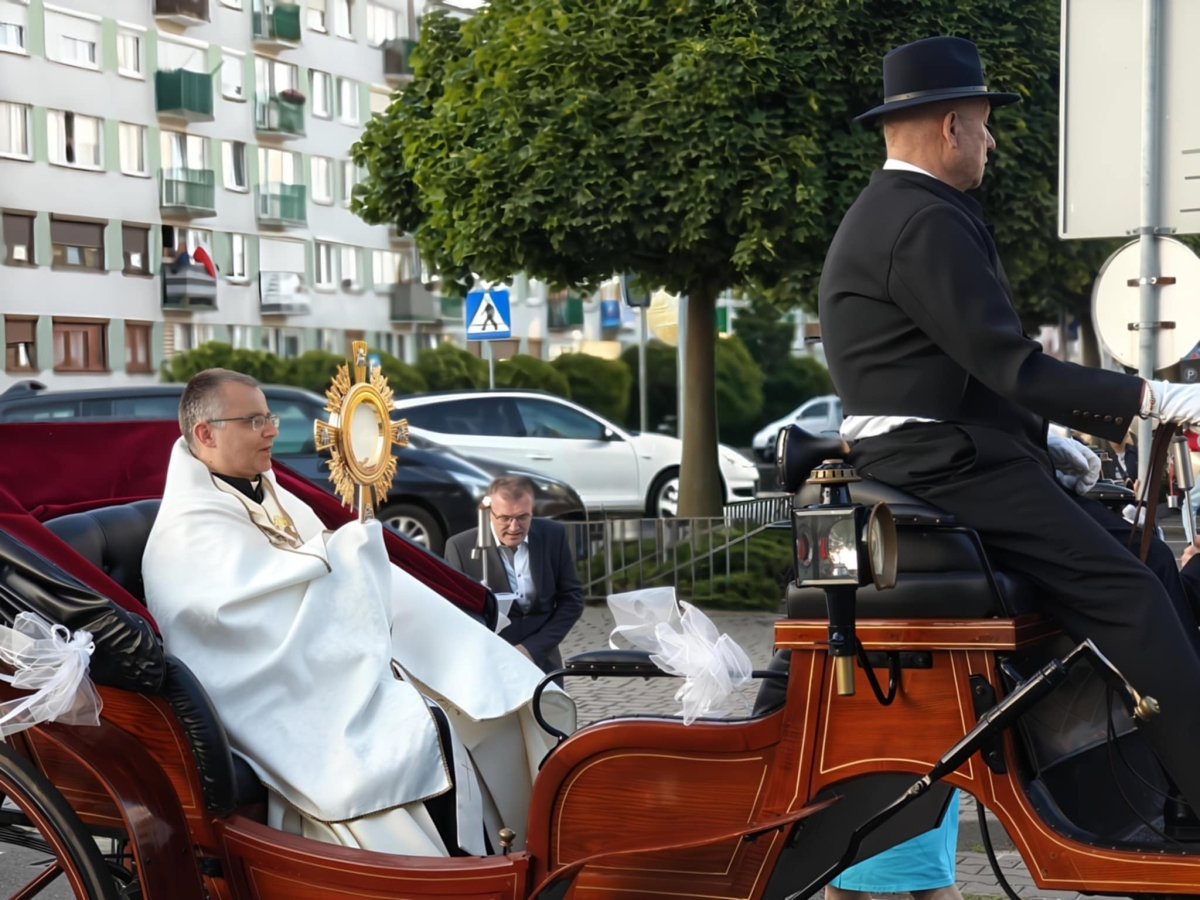 Koło w rytmie Uwielbienia - wspólna modlitwa przy dźwiękach muzyki