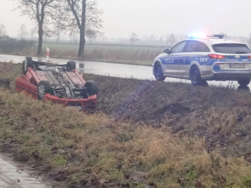 DK92: Wymuszenie pierwszeństwa przejazdu i dachowanie w rowie