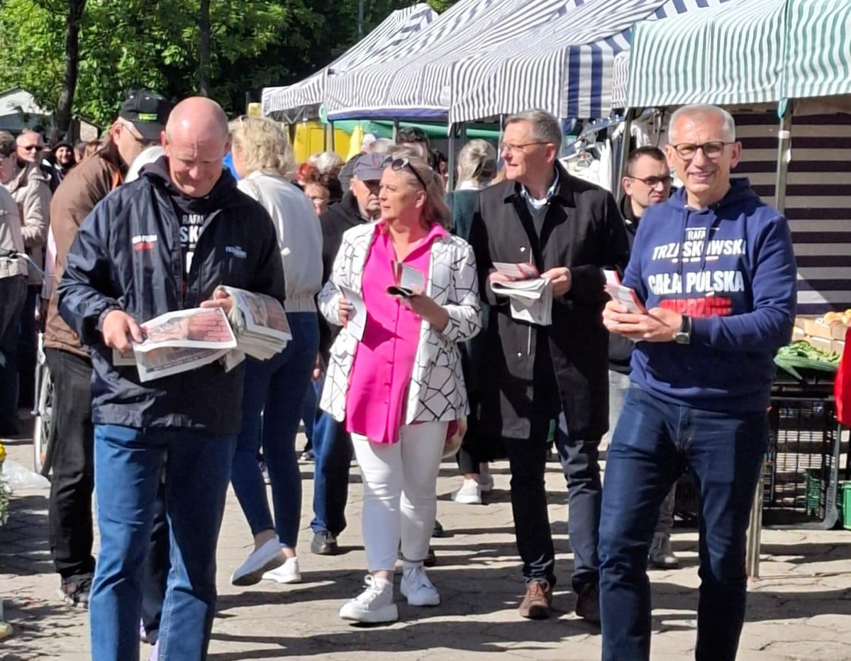 Politycy Koalicji Obywatelskiej odwiedzili targowisko. Zachęcali do głosowania na Rafała Trzaskowskiego