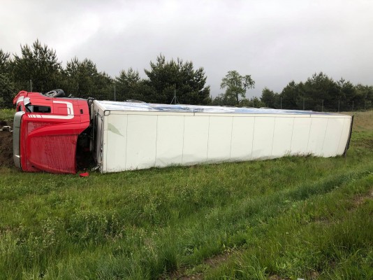 Zasnął za kierownicą. Zestaw zjechał do przydrożnego rowu