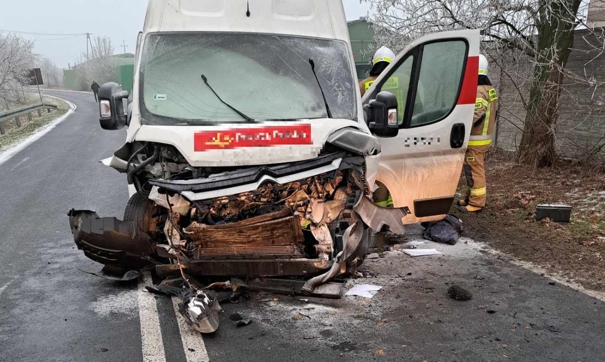 Trudne warunki na drodze doprowadziły do zderzenia. Pożar w komorze silnika busa