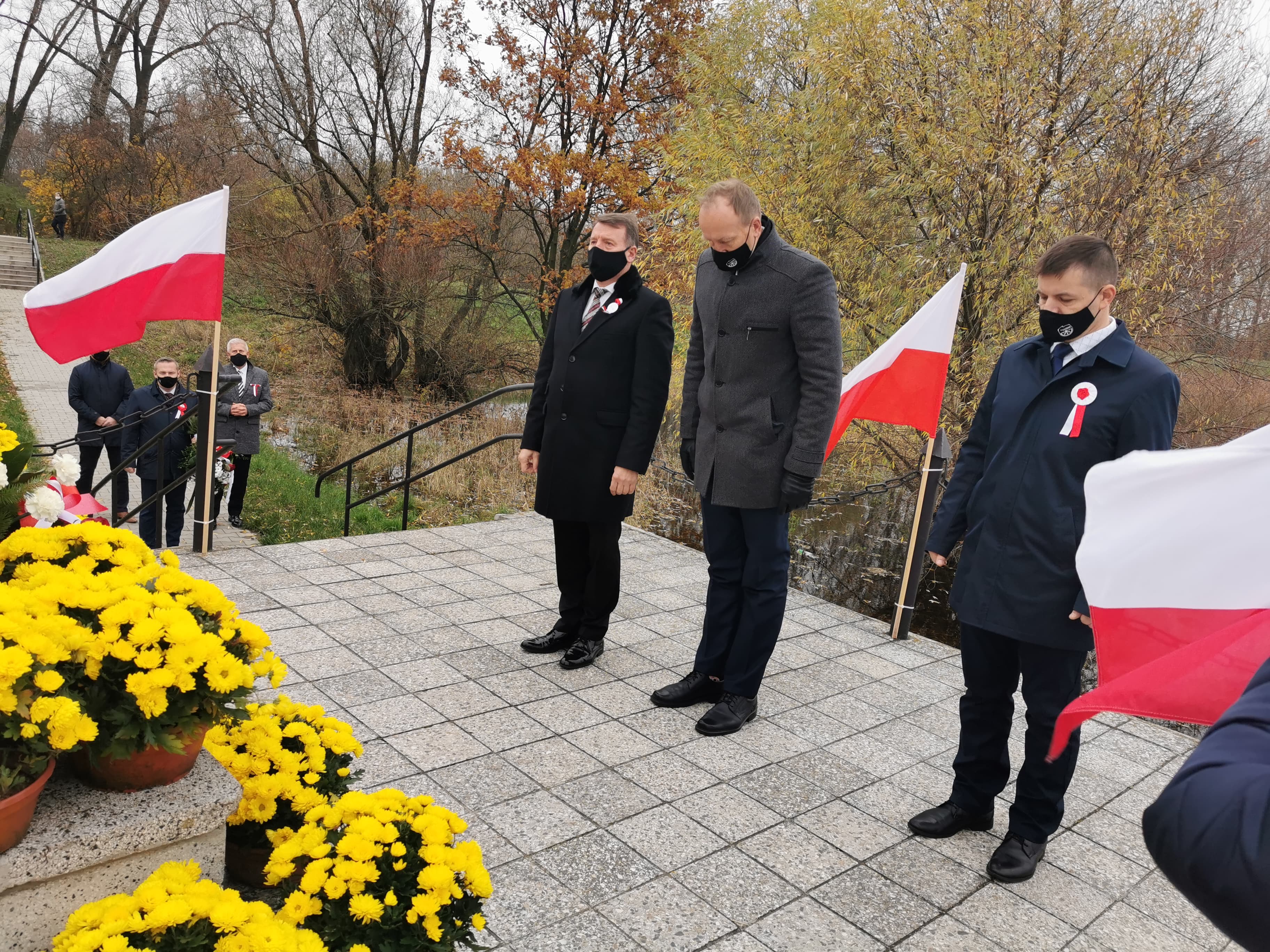 Samorządowcy złożyli wiązanki pod tablicami