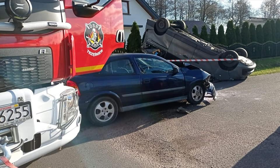 Zderzenie dwóch pojazdów. Jeden z nich wylądował na dachu