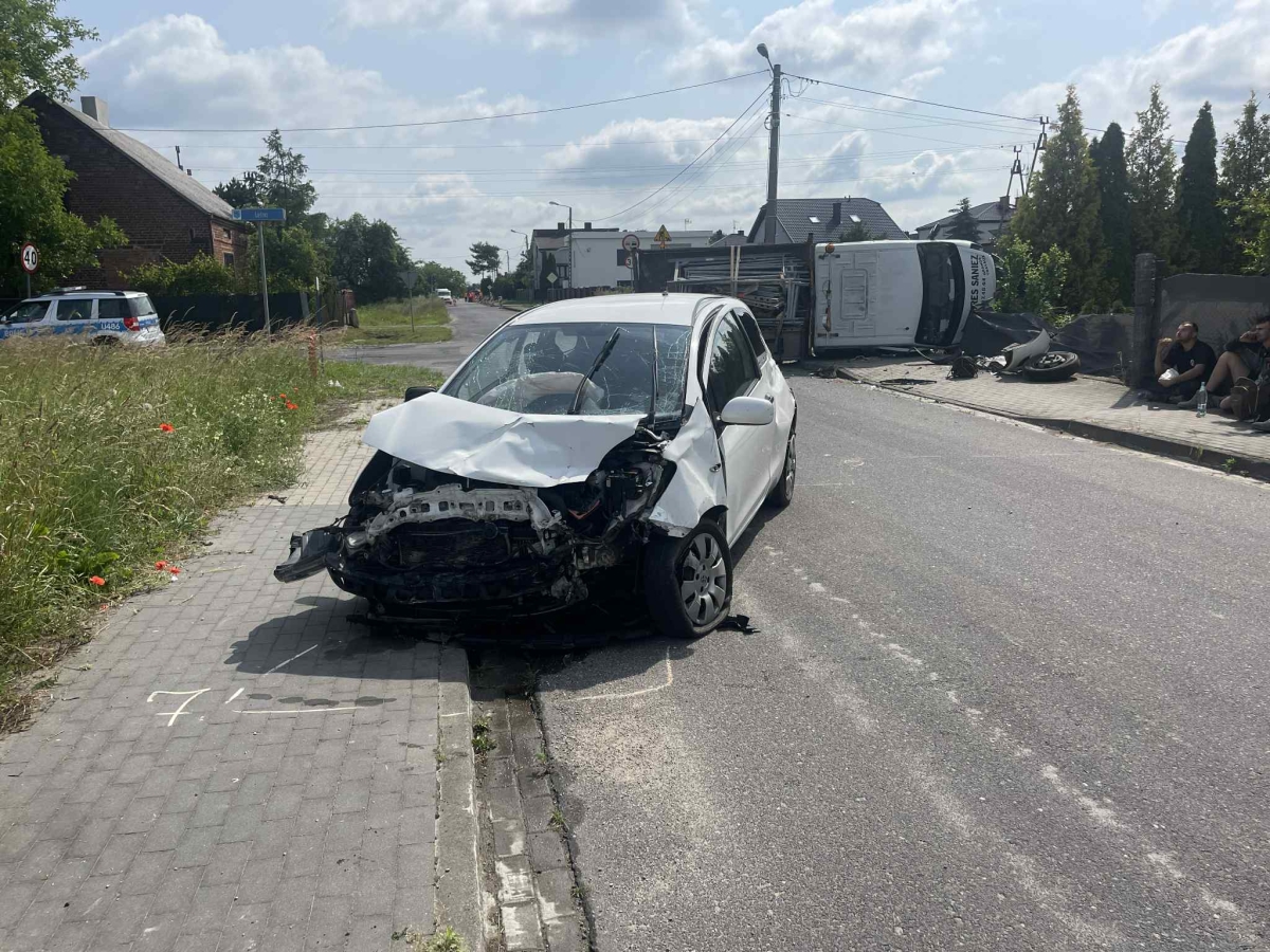 Zderzenie dwóch samochodów w Dąbiu. 75-letnia kobieta trafiła do szpitala