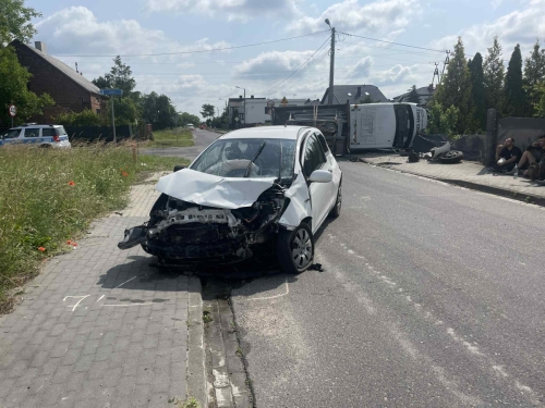 Zderzenie dwóch samochodów w Dąbiu. 75-letnia kobieta trafiła do szpitala