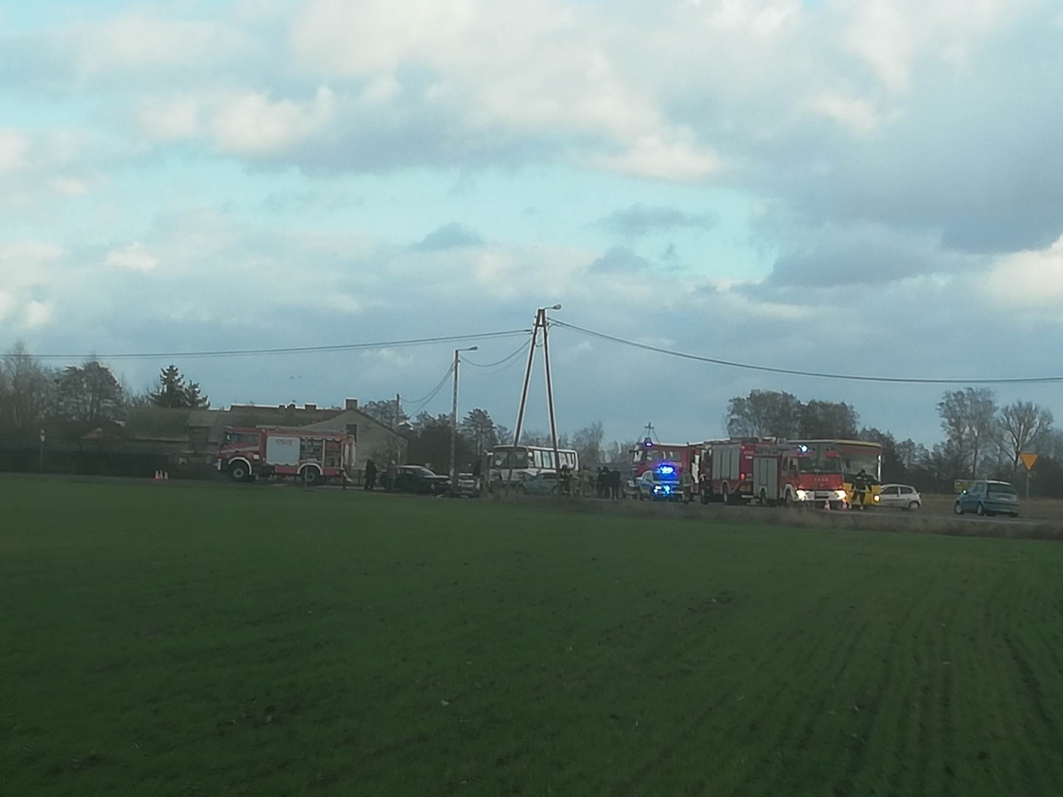 Wymuszenie pierwszeństwa skończyło się zderzeniem pojazdów i autobusu