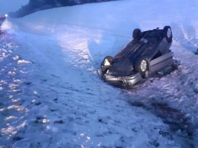 Trudne warunki na drogach. Osobówka wylądowała na dachu w rowie