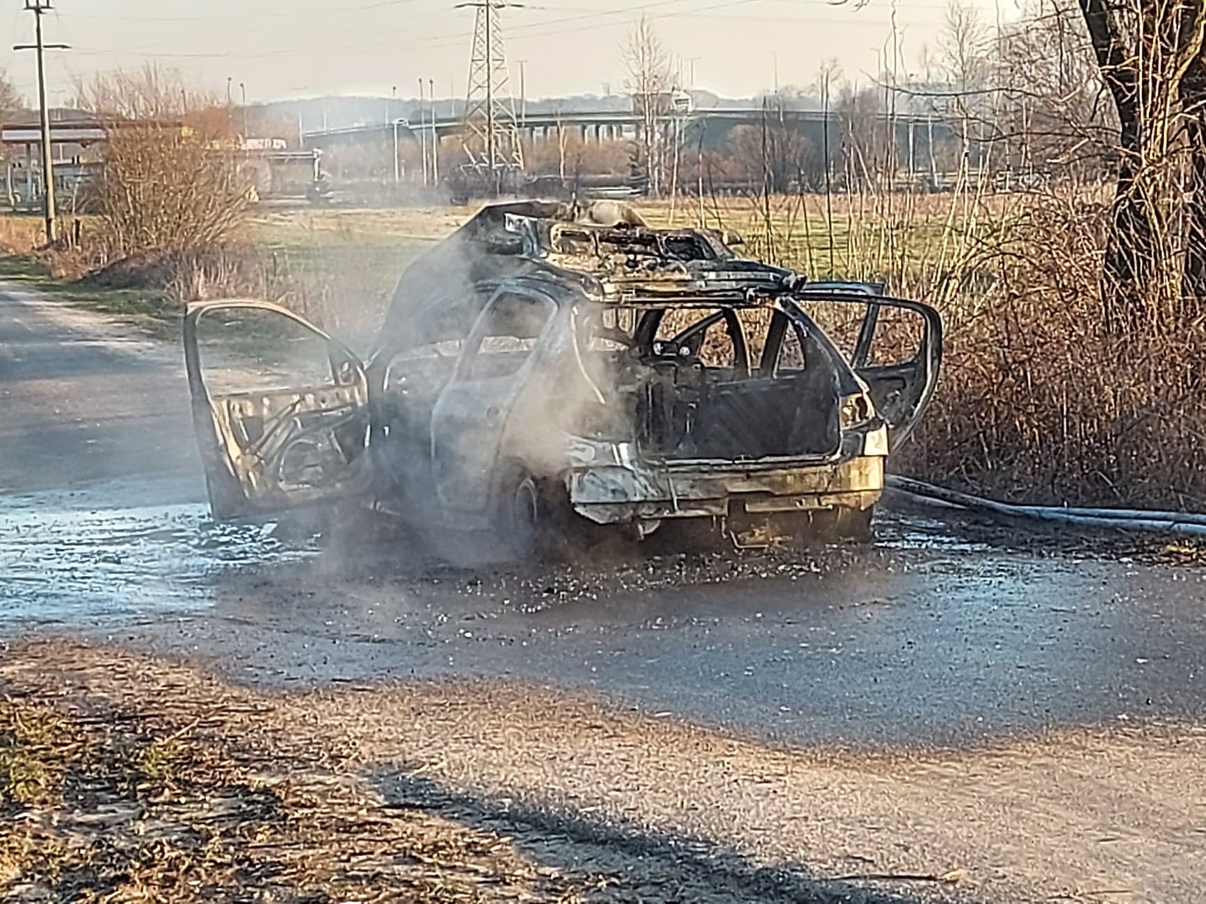 Samochód osobowy spłonął doszczętnie