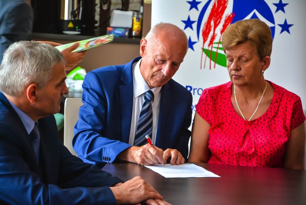 Wicemarszałek podpisał z czterema gminami umowy