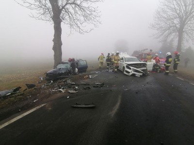 Poważny wypadek we mgle. Czołówka dwóch pojazdów. Strażacy rozcinali karoserię