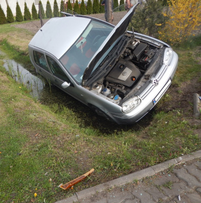 Kierowca VW Golfa doprowadził do zderzenia. Zakończył jazdę w rowie