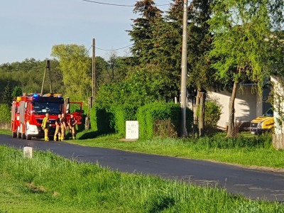 Włożył rękę w pracującą kosiarkę. 85-latek z ostrzami w dłoni przewieziony do szpitala