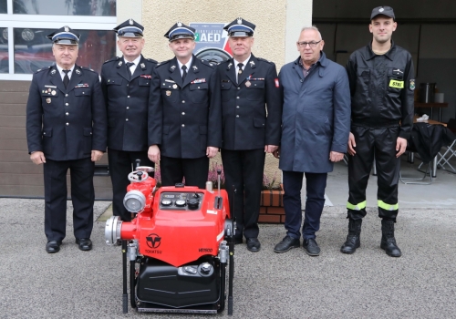 Kościelec - przekazanie nowoczesnej motopompy dla OSP w Trzęśniewie