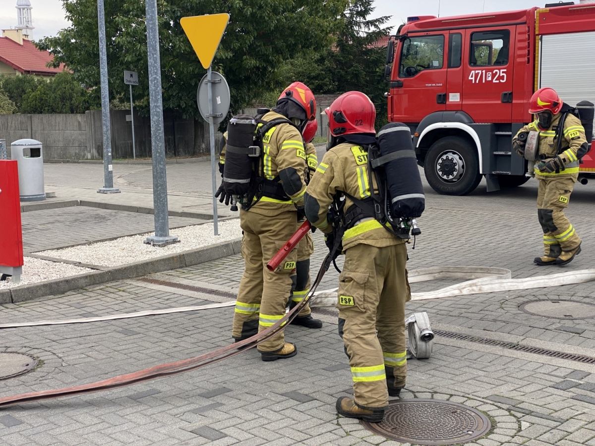 Pożar samochodu osobowego przy dystrybutorze paliwa [ZDJĘCIA]