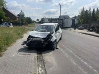Zderzenie dwóch samochodów w Dąbiu. 75-letnia kobieta trafiła do szpitala