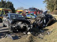 Czołowe zderzenie dwóch pojazdów - cztery osoby trafiły do szpitala , w tym dwójka dzieci