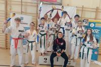 Zawodnicy z Kolskiego Klubu Sportów  Walki z medalami