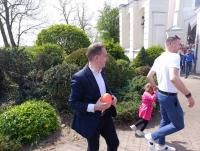 Tradycyjny śmigus-dyngus przed kościołem w Chełmnie. Woda lała się strumieniami [FOTO]