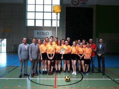 Puchar od Prezydenta dla kolskiej drużyny i trenera korfball