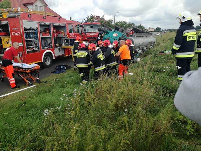 Wypadek w Osieku Wielkim. Zakleszczony kierowca cysterny OSM