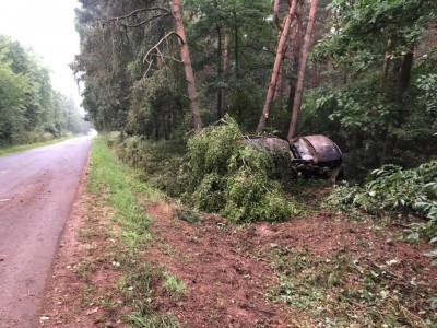 Młodzi ludzie z poważnymi obrażeniami wewnętrznymi po dachowaniu