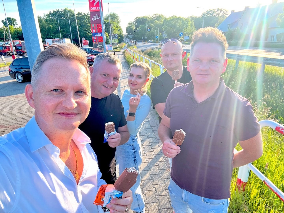 Znany zespół pojawił się niespodziewanie w Kościelcu. Co tam robili?