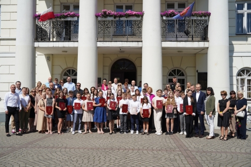 Nagrody Burmistrza dla najlepszych uczniów kolskich szkół podstawowych