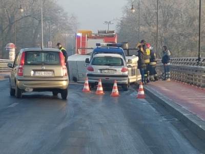 Przyczepa zjechała na drugi pas. Kolizja na moście