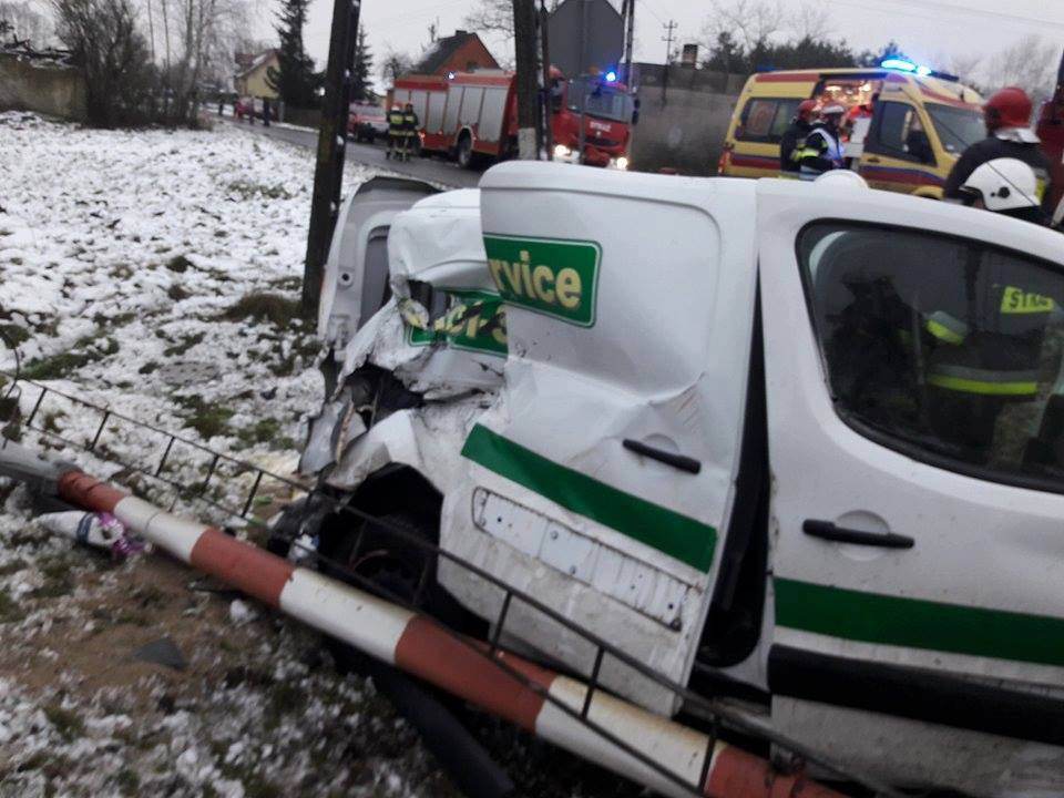 Kobieta wjechała pod nadjeżdżający pociąg. Ranna w szpitalu