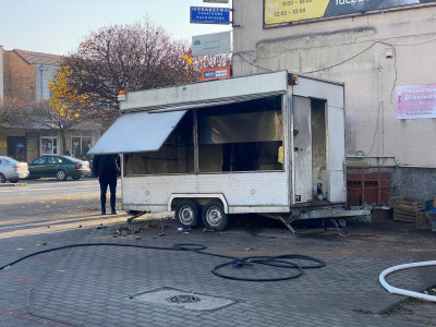 Pożar wewnątrz przyczepy. Strażacy uratowali mienie