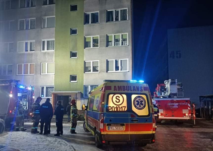 Pożar mieszkania w bloku. Ranną kobietę przewieziono do szpitala w Koninie