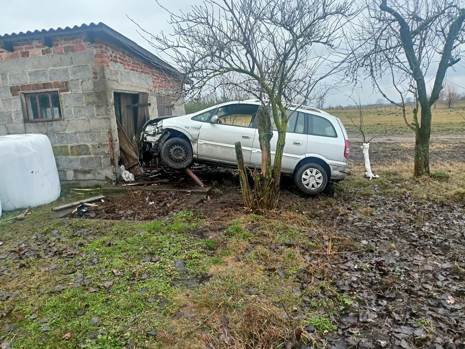 Wypadła z drogi i uderzyła w oddalony budynek gospodarczy